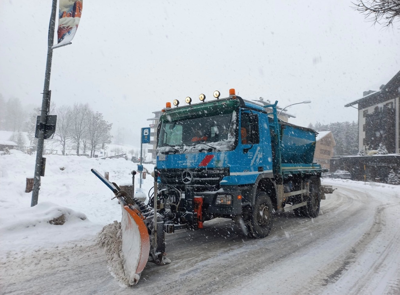 https://www.newsinquota.it/wp-content/uploads/2026/05/mezzo-spartineve-veneto-strade.jpg