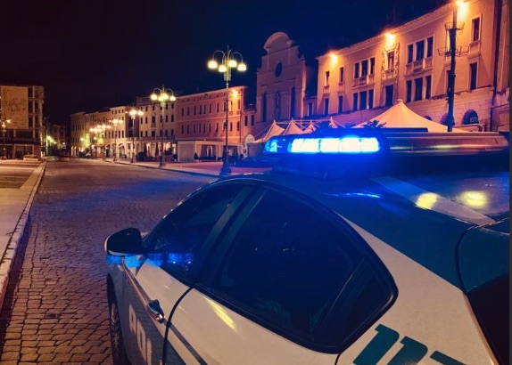 https://www.newsinquota.it/wp-content/uploads/2026/05/polizia-piazza-martiri.jpeg