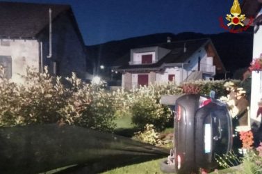 Auto fuori strada all’alba: finisce nel giardino di una casa