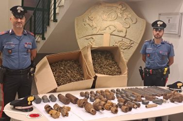 Ordigni bellici attivi e droga in casa: un arresto a Feltre