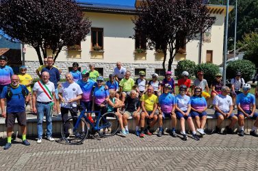 Pedalando, il viaggio contro il Parkinson fa tappa sulle rive del Lago di Santa Croce