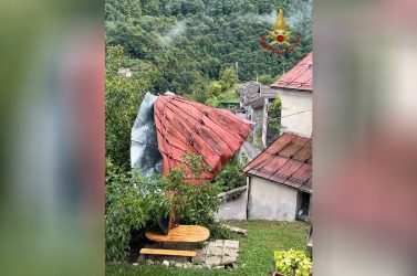 Lamiera sollevata dal vento finisce sui cavi elettrici: località senza corrente