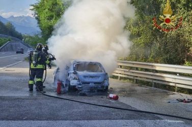 Doppio intervento dei Vigili del Fuoco: incidente a Salce e auto in fiamme sulla A27