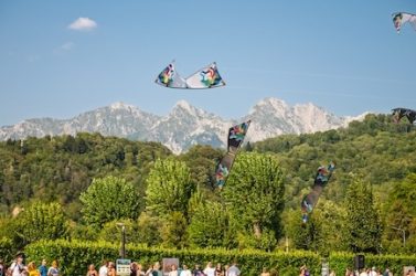 Festival degli Aquiloni, migliaia di persone al Lago di Santa Croce
