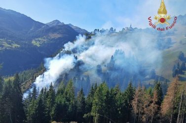 Incendio boschivo a Rucavà: chiusa la SR203 Agordina