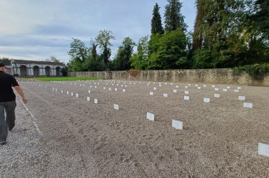 Belluno completa il riordino: targhe uniformi e spazi sistemati nei cimiteri
