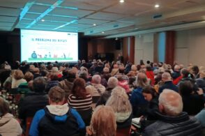 Tariffe alle stelle, cittadini in rivolta: sala gremita per la serata sui rifiuti