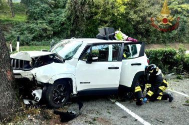 Auto contro un albero a Quero: tre feriti, due estratti dai Vigili del Fuoco