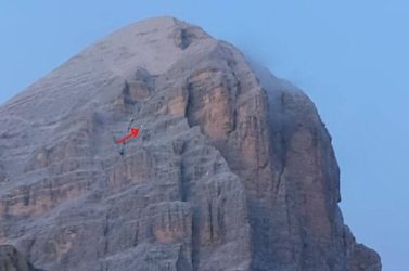 Cade dalla parete e batte la testa: climber trasferita in ospedale