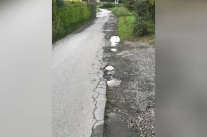Strada stretta e dissestata, appello al Comune: «Via Gresal non può aspettare»
